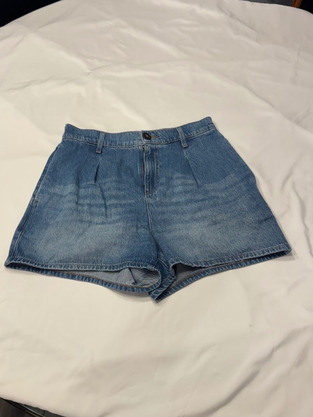EXPRESS SUPER HIGH RISE SHORTS (size:medium)